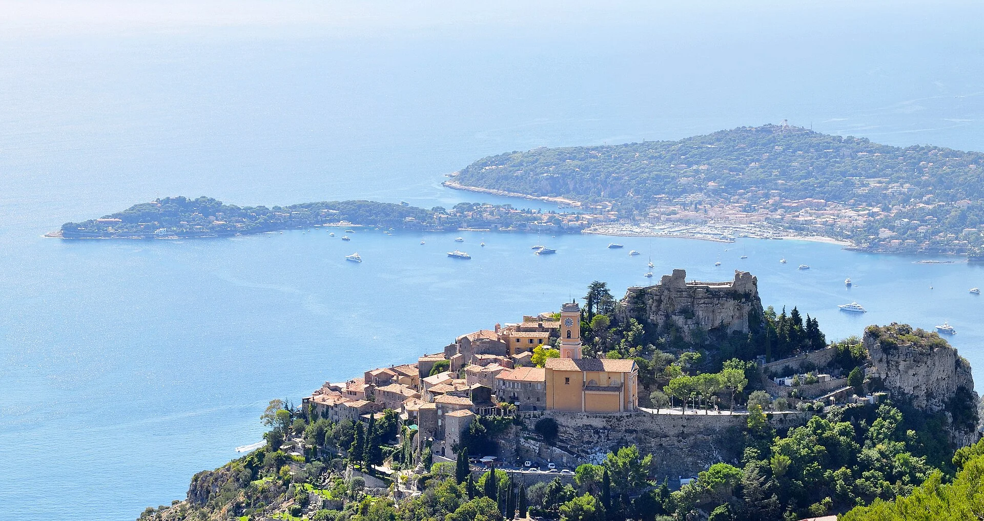 Aperçu de la destination Côte d’Azur pour un mariage de luxe avec Mira Decor Studio.