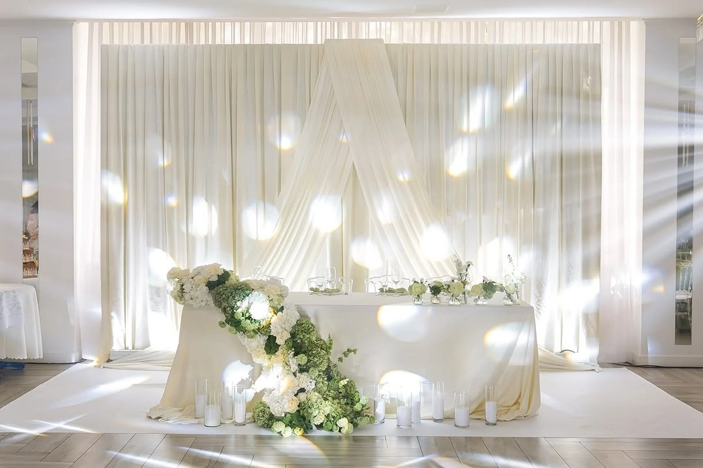Scénographie florale couture pour un dîner de mariage luxe par Mira Decor Studio.