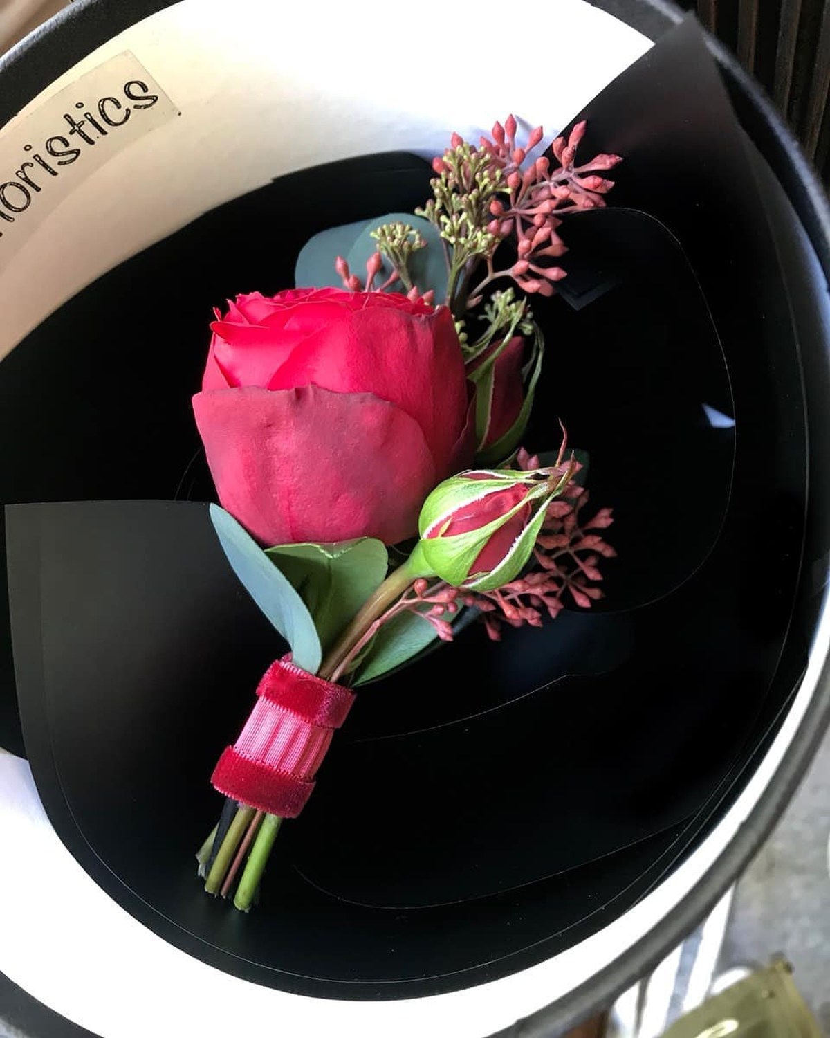 Réception aux bougies et floraisons sculpturales, une réalisation Mira Decor Studio.